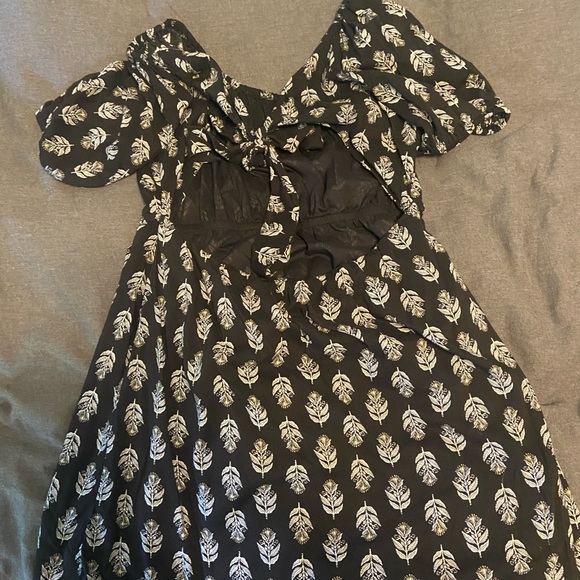 Puff sleeve, open back tie dress. Old navy. - Picture 2 of 3